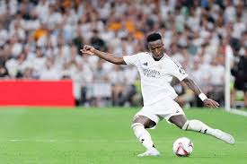 梅西赛前将球衣赠予安哥拉总统，总统回赠他一座纪念奖杯